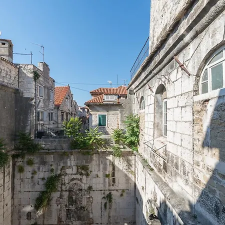 Temple Luxury & Split